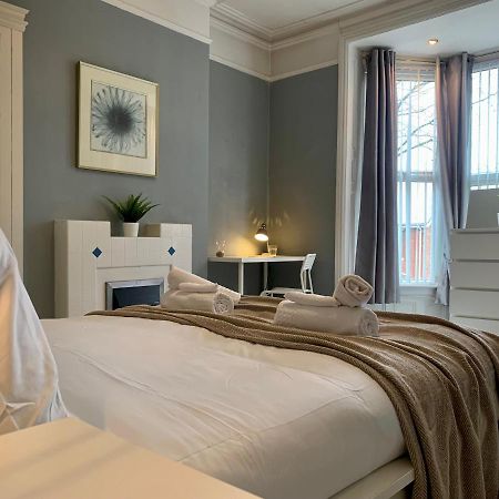 Somerford Place - 6 Beds - Sleeps 12 - Parks 2-3 Cars/Vans Willenhall Esterno foto