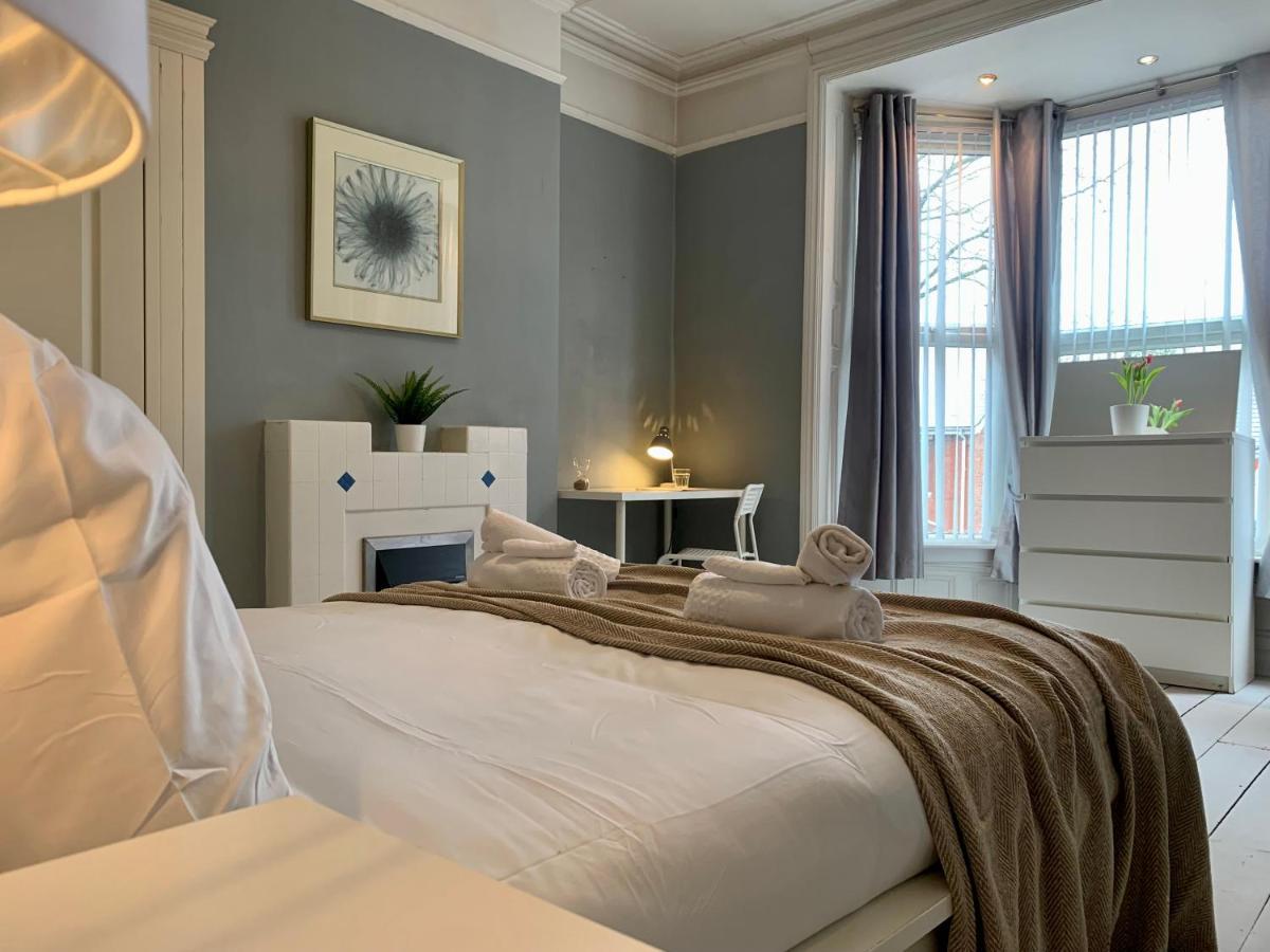 Somerford Place - 6 Beds - Sleeps 12 - Parks 2-3 Cars/Vans Willenhall Esterno foto