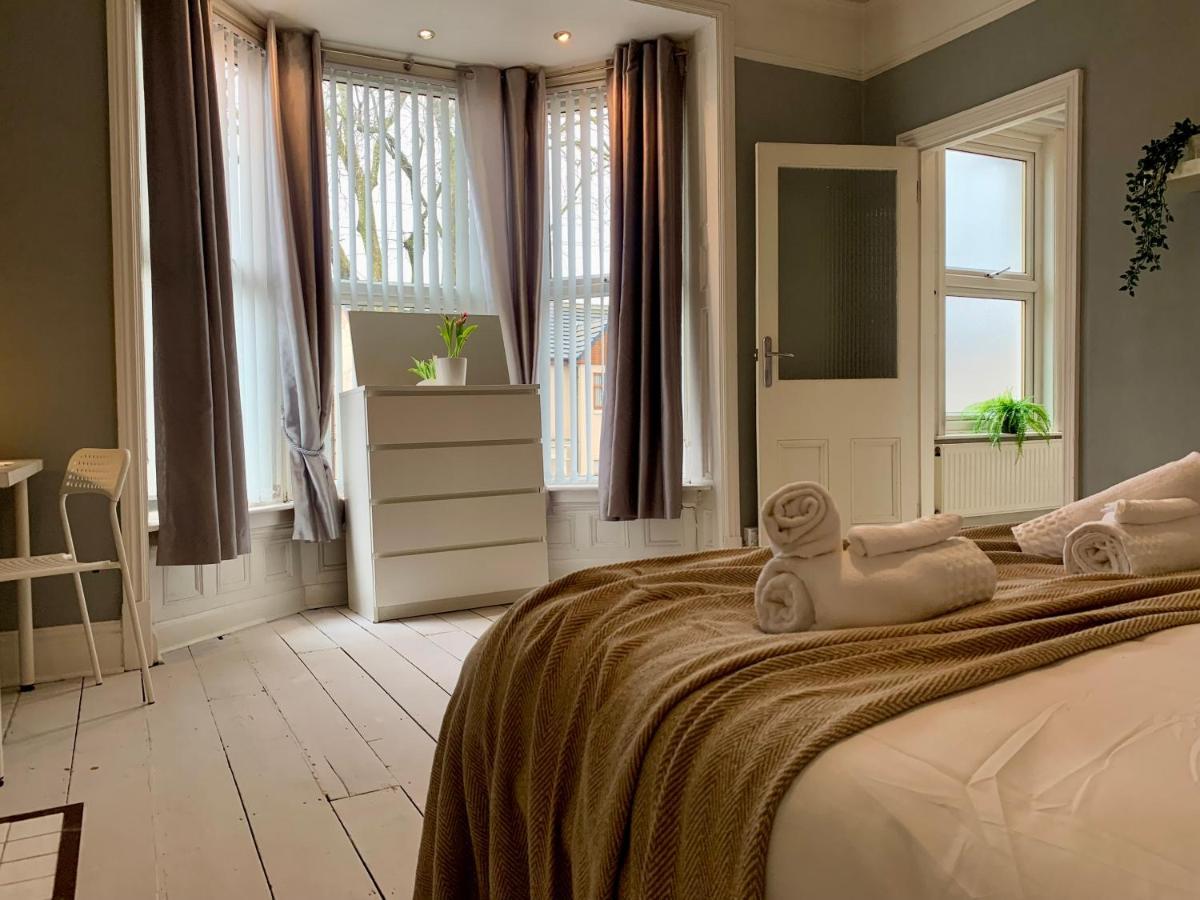 Somerford Place - 6 Beds - Sleeps 12 - Parks 2-3 Cars/Vans Willenhall Esterno foto