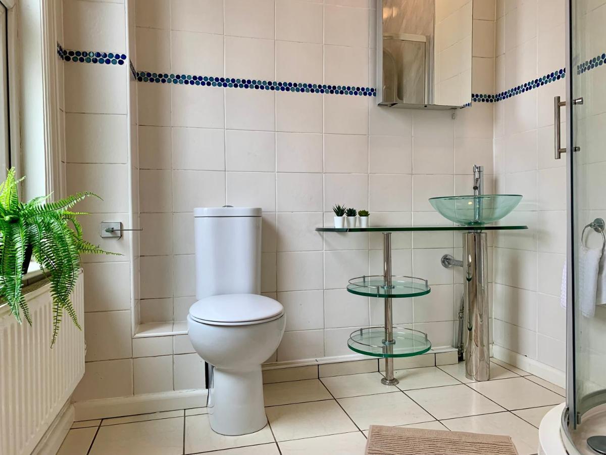 Somerford Place - 6 Beds - Sleeps 12 - Parks 2-3 Cars/Vans Willenhall Esterno foto