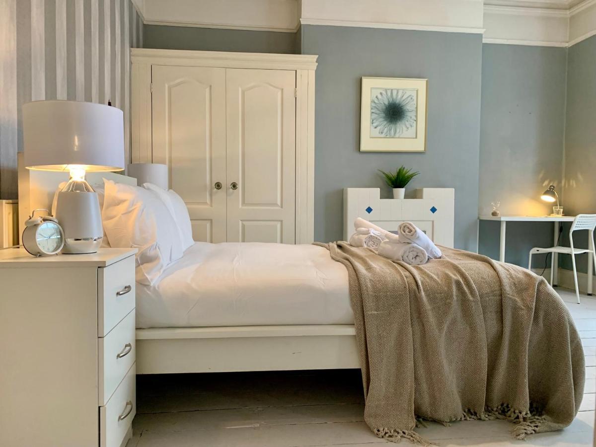 Somerford Place - 6 Beds - Sleeps 12 - Parks 2-3 Cars/Vans Willenhall Esterno foto