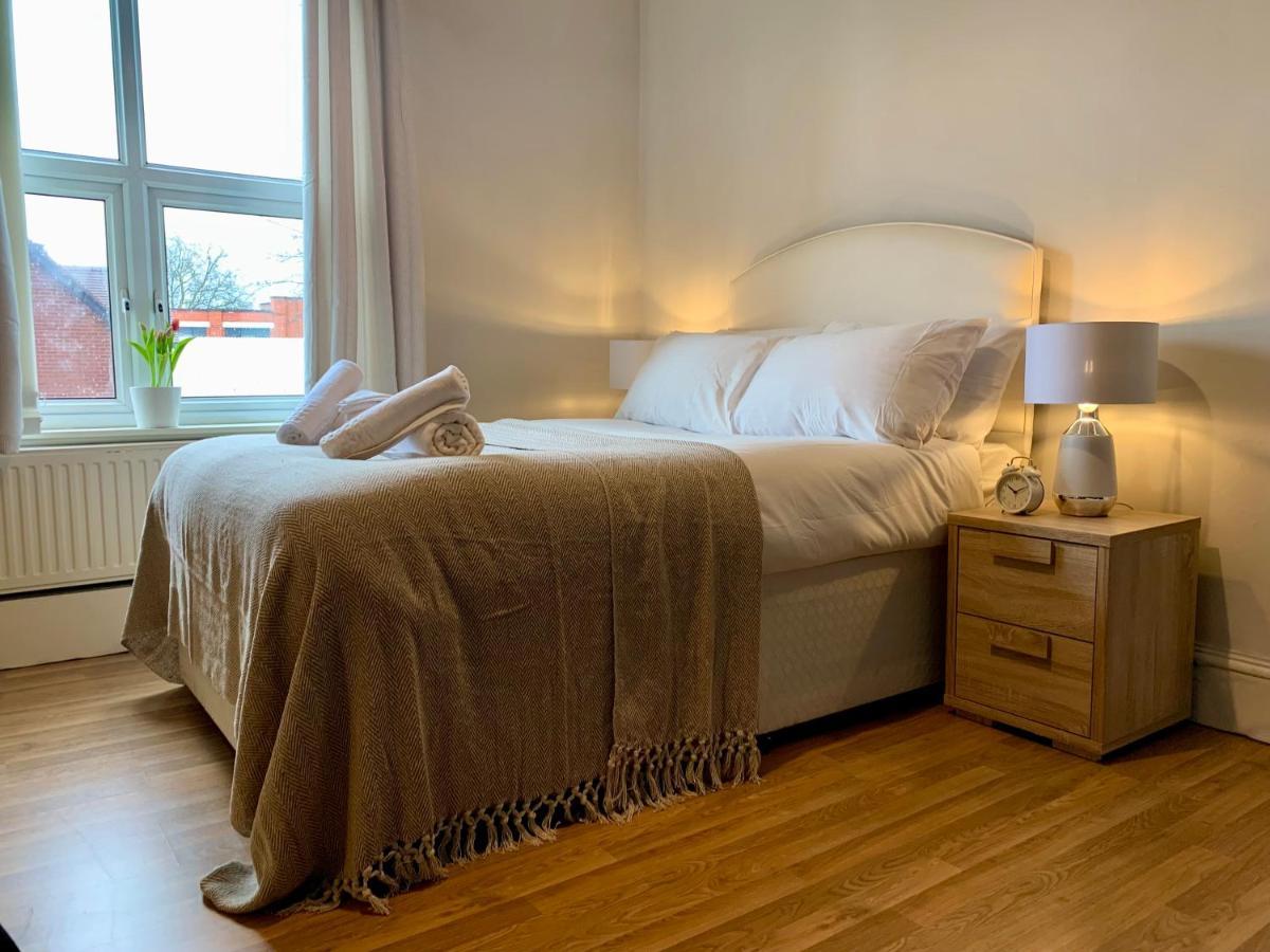 Somerford Place - 6 Beds - Sleeps 12 - Parks 2-3 Cars/Vans Willenhall Esterno foto