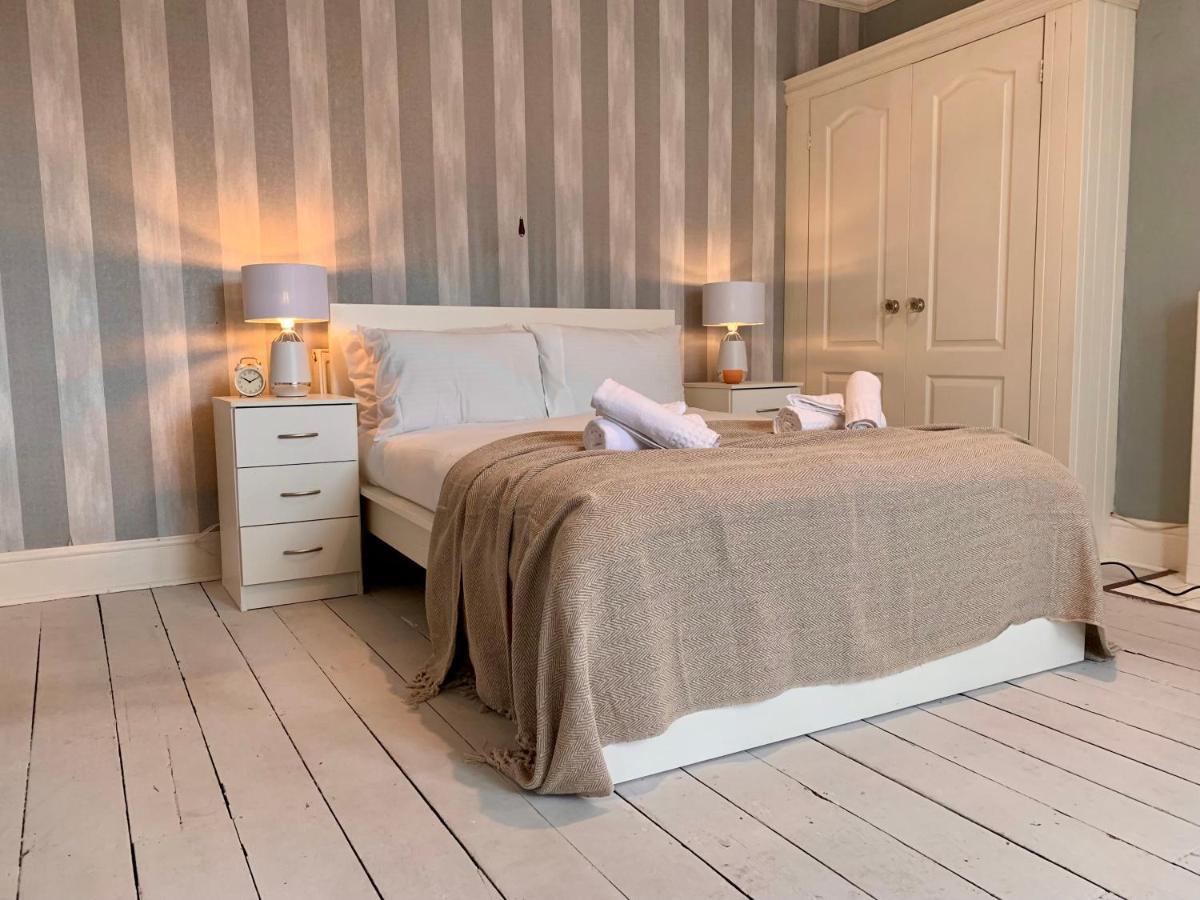 Somerford Place - 6 Beds - Sleeps 12 - Parks 2-3 Cars/Vans Willenhall Esterno foto