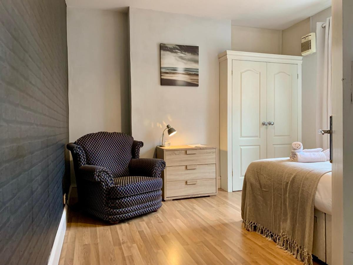 Somerford Place - 6 Beds - Sleeps 12 - Parks 2-3 Cars/Vans Willenhall Esterno foto