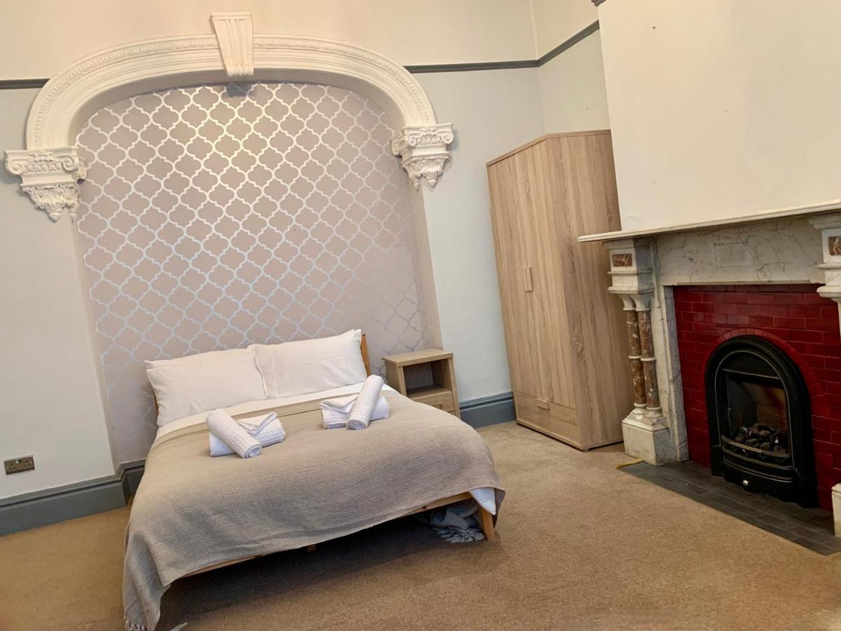 Somerford Place - 6 Beds - Sleeps 12 - Parks 2-3 Cars/Vans Willenhall Esterno foto