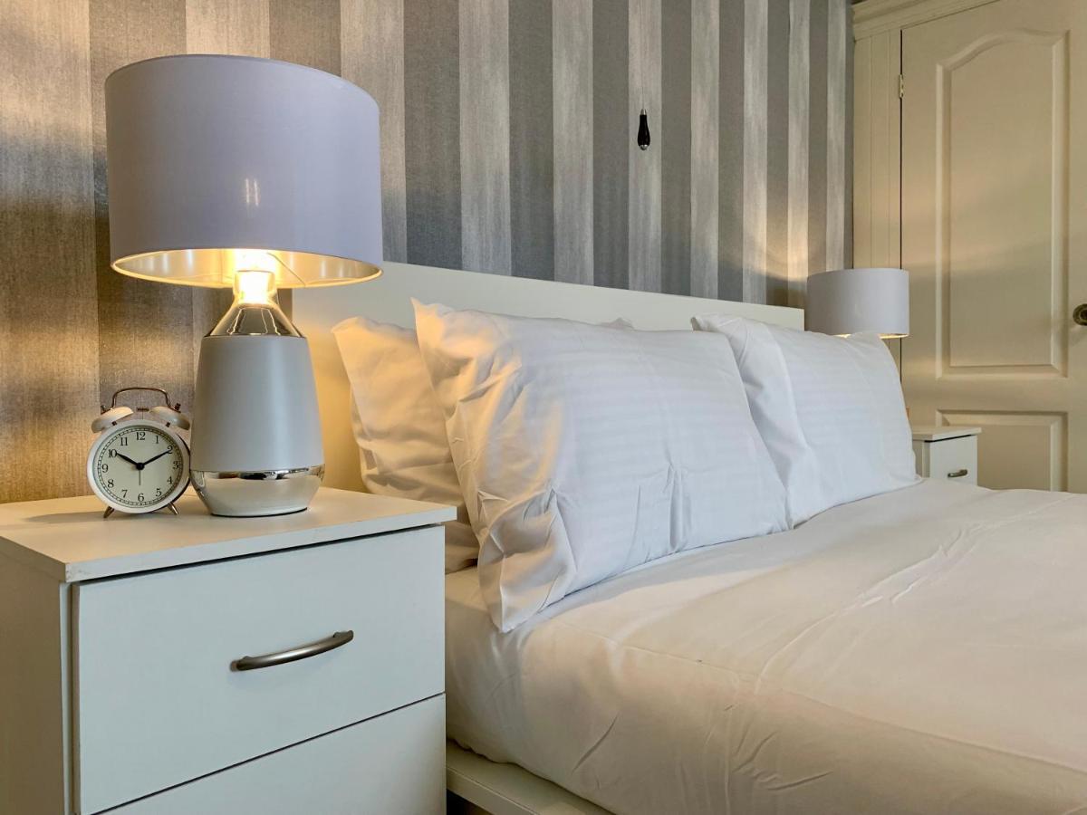 Somerford Place - 6 Beds - Sleeps 12 - Parks 2-3 Cars/Vans Willenhall Esterno foto