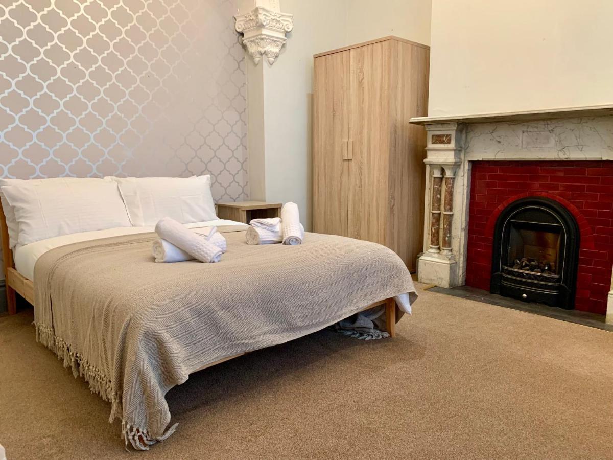 Somerford Place - 6 Beds - Sleeps 12 - Parks 2-3 Cars/Vans Willenhall Esterno foto