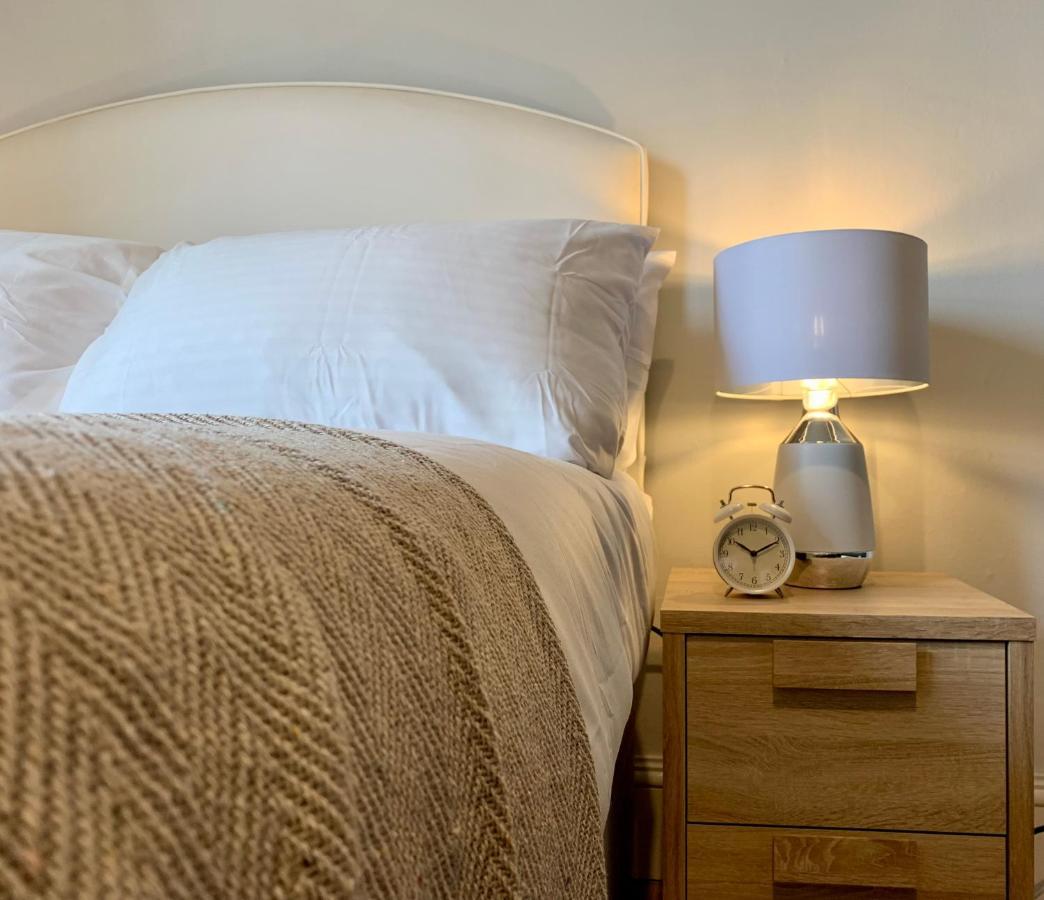 Somerford Place - 6 Beds - Sleeps 12 - Parks 2-3 Cars/Vans Willenhall Esterno foto
