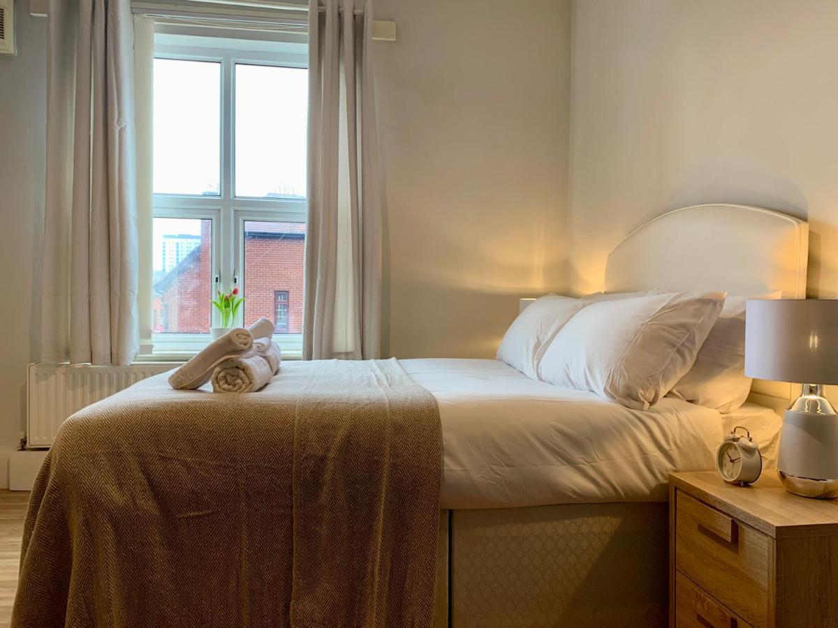 Somerford Place - 6 Beds - Sleeps 12 - Parks 2-3 Cars/Vans Willenhall Esterno foto