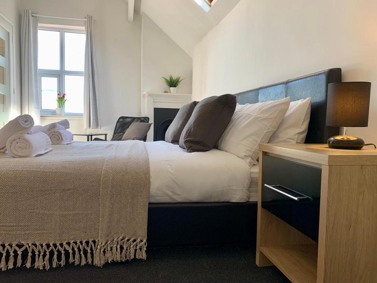 Somerford Place - 6 Beds - Sleeps 12 - Parks 2-3 Cars/Vans Willenhall Esterno foto