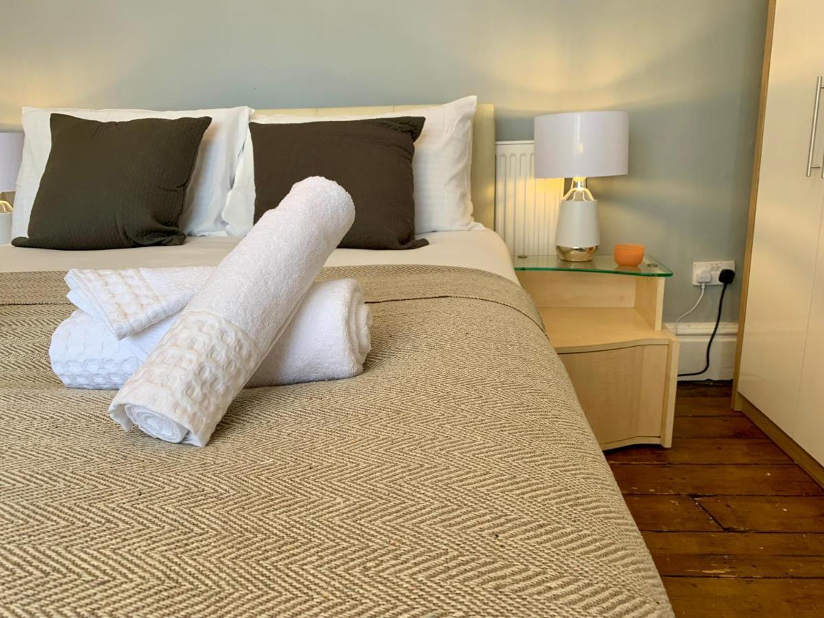 Somerford Place - 6 Beds - Sleeps 12 - Parks 2-3 Cars/Vans Willenhall Esterno foto