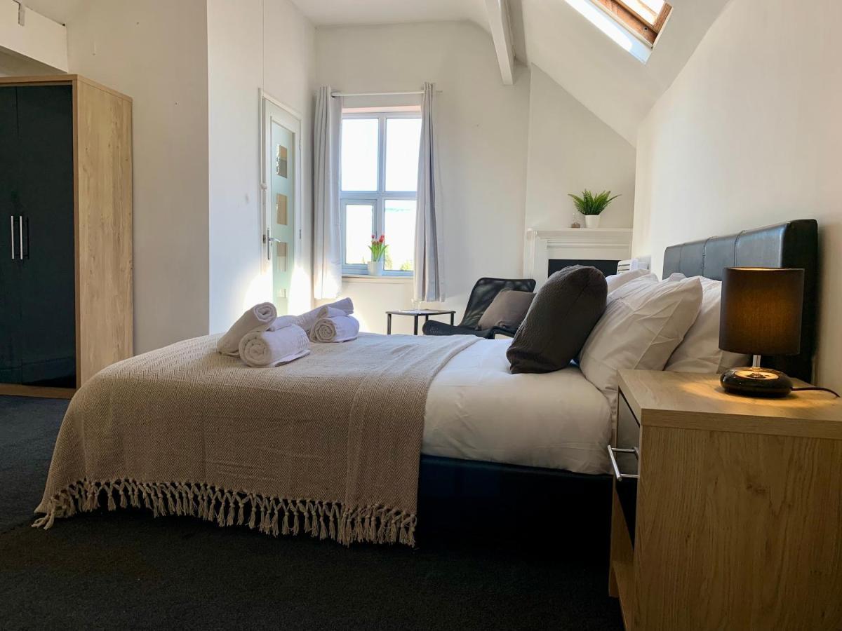 Somerford Place - 6 Beds - Sleeps 12 - Parks 2-3 Cars/Vans Willenhall Esterno foto