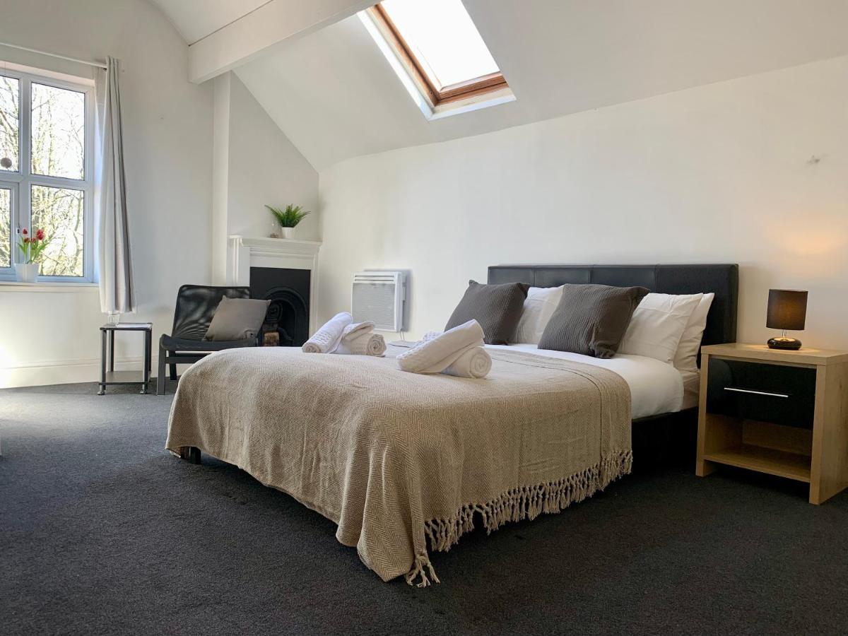 Somerford Place - 6 Beds - Sleeps 12 - Parks 2-3 Cars/Vans Willenhall Esterno foto