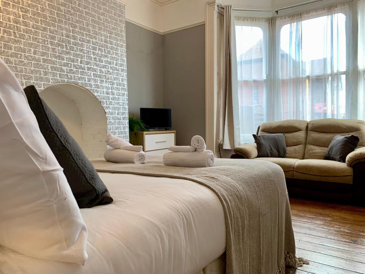 Somerford Place - 6 Beds - Sleeps 12 - Parks 2-3 Cars/Vans Willenhall Esterno foto